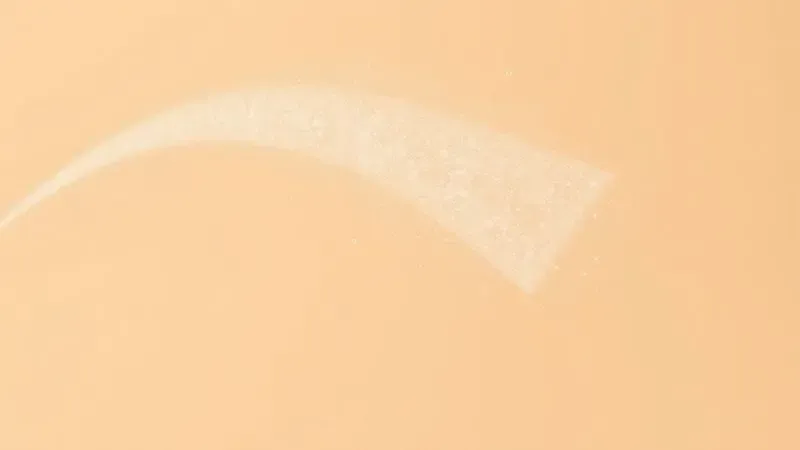 Renderização 3D de uma névoa fina de perfume simbolizando a fixação e projeção da fragrância.