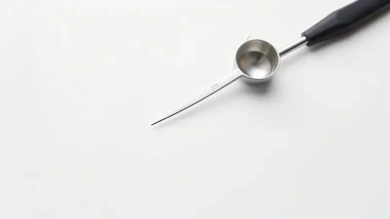 Conjunto de ferramentas delicadas como alicates e espátulas pequenas sobre uma mesa de trabalho organizada para abrir frascos.