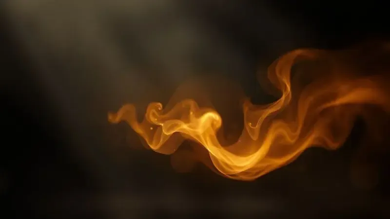 Representação visual artística da projeção e fixação de um perfume através de uma névoa dourada.
